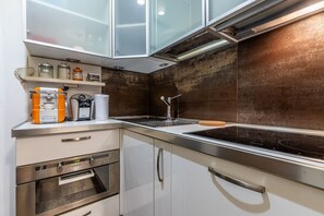 Kylskåp, ugn, spishäll och diskmaskin