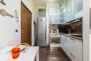 Fridge, oven, stovetop, dishwasher