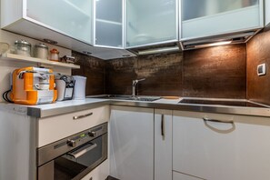 Fridge, oven, stovetop, dishwasher