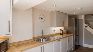 Dishwasher, cookware/dishes/utensils