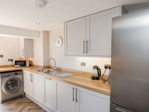 Dishwasher, cookware/dishes/utensils - Pippin Cottage (Ripon)