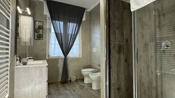 Douche, sĂšche-cheveux, bidet, serviettes fournies