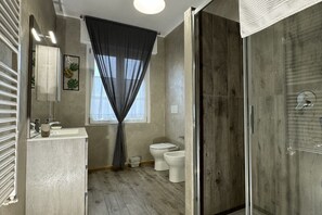 Dusche, Haartrockner, Bidet, Handtücher