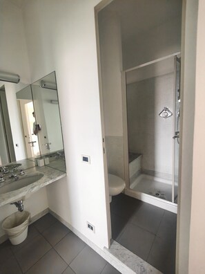 Douche, sèche-cheveux, bidet