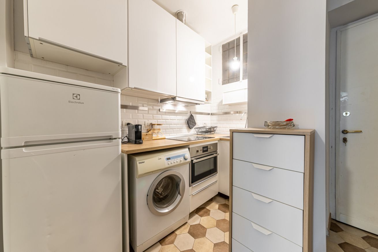 Kühlschrank, Mikrowelle, Herdplatte, Geschirrspüler