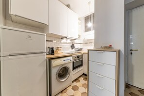 Kühlschrank, Mikrowelle, Herdplatte, Geschirrspüler