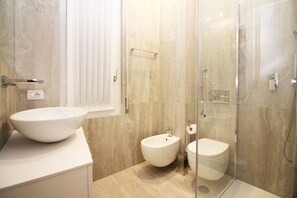 Douche, sèche-cheveux, bidet