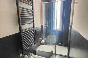 Suihku, hiustenkuivaaja, bidee, pyyhkeet