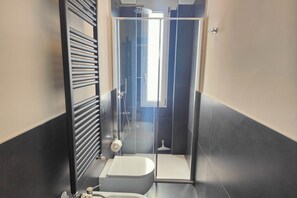 Douche, sèche-cheveux, bidet, serviettes fournies