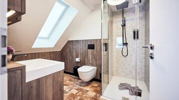 Suite | Badezimmer | Dusche, Haartrockner, Handtücher, Seife