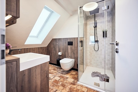 Suite | Badezimmer | Dusche, Haartrockner, Handtücher, Seife. Zieglers Restaurant & Pension