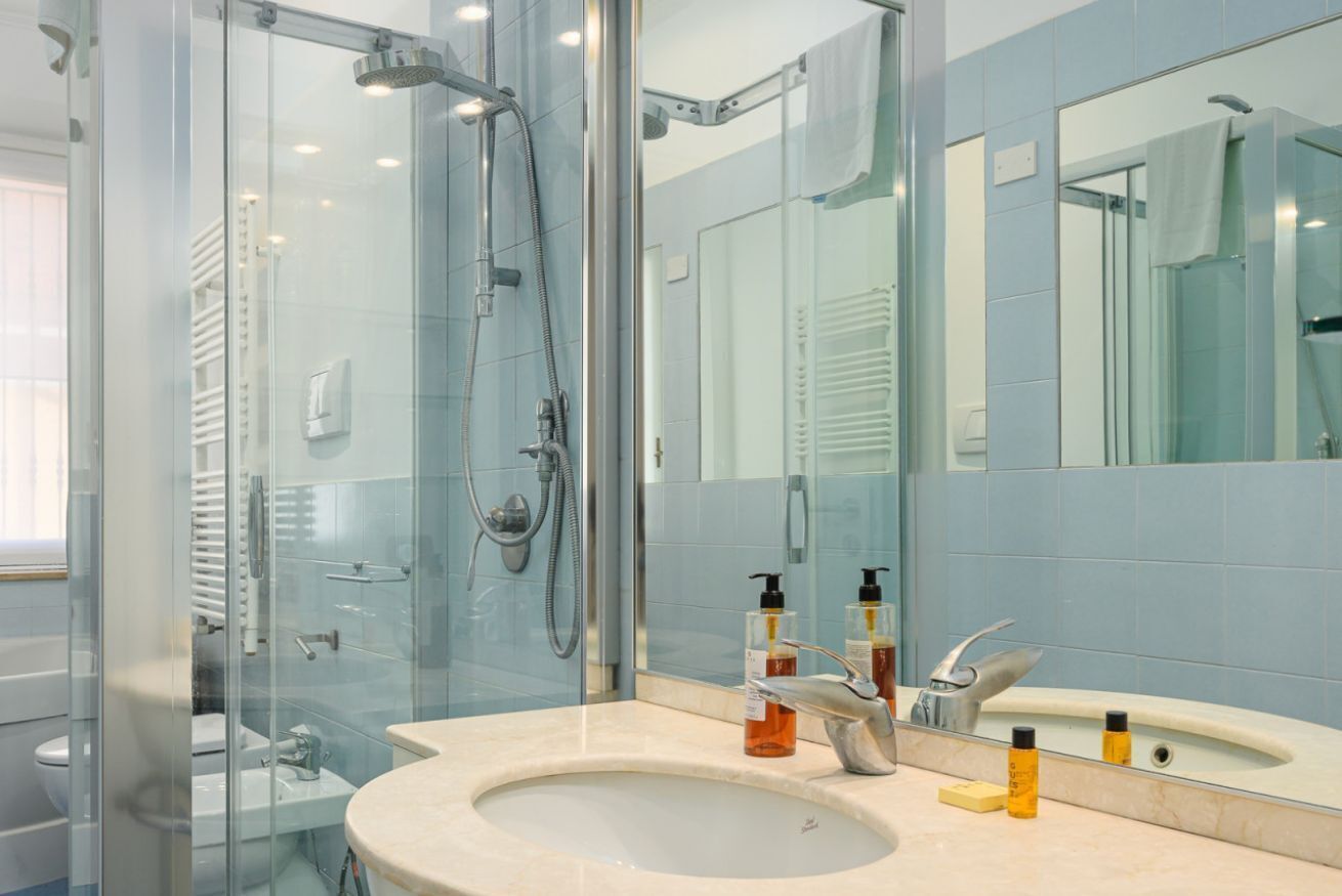 Douche, sèche-cheveux, bidet, serviettes fournies