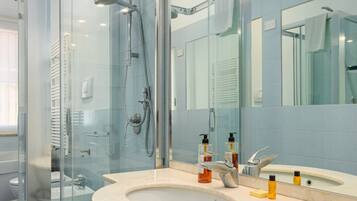 Douche, sĂšche-cheveux, bidet, serviettes fournies