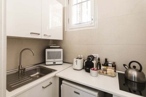 Køleskab, mikrobølgeovn, kogeplade, kaffe-/temaskine