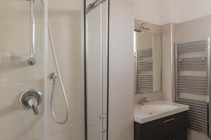 Bruser, hårtørrer, bidet