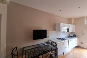 冷蔵庫、電子レンジ、オーブン、コンロ