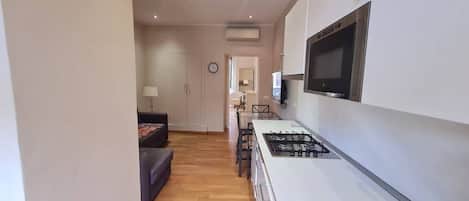 Geladeira, micro-ondas, fogão, cooktop