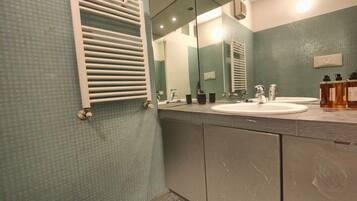 Douche, sèche-cheveux, bidet, serviettes fournies