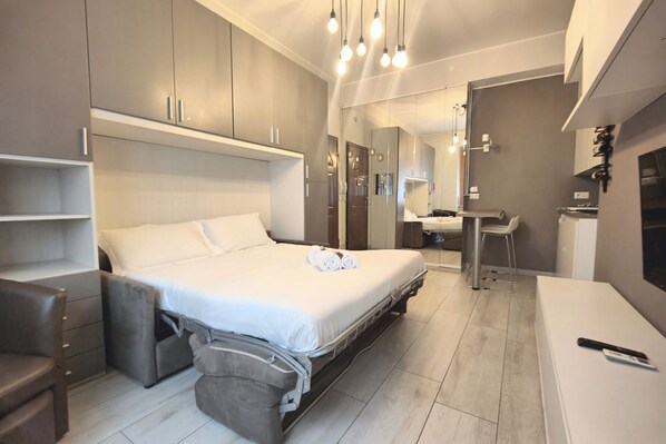 Iron/ironing board, WiFi, bed sheets