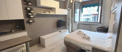 Een strijkplank/strijkijzer, wifi, beddengoed