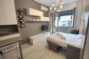 Iron/ironing board, WiFi, bed sheets