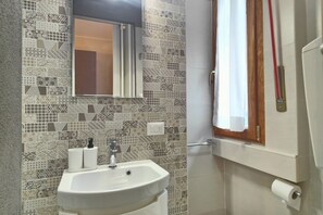 Douche, sèche-cheveux, bidet, serviettes fournies