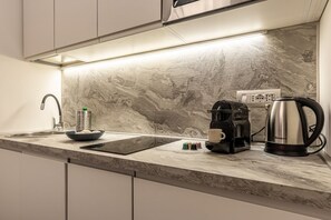 Jääkaappi, mikroaaltouuni, liesi, astianpesukone