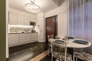 Fridge, microwave, stovetop, dishwasher