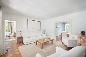 Televisie, een open haard, een computerscherm en een printer