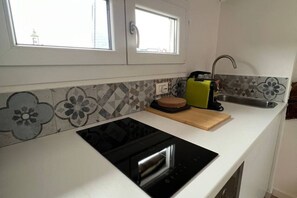 Jääkaappi, uuni, liesi, astianpesukone