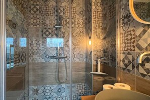 Douche, sèche-cheveux, serviettes fournies