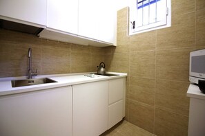 Microwave, oven, dishwasher, cookware/dishes/utensils - BRERA - FIORI CHIARI CHARME APARTMENT RENOVATED (Milano)