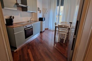 Jääkaappi, mikroaaltouuni, uuni, liesi