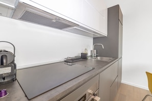 Jääkaappi, mikroaaltouuni, uuni, liesi