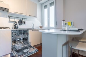 Jääkaappi, mikroaaltouuni, liesi, astianpesukone