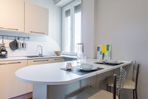 Jääkaappi, mikroaaltouuni, liesi, astianpesukone