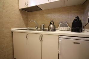 Mikrowelle, Herdplatte, Wasserkocher mit Kaffee-/Teezubehör