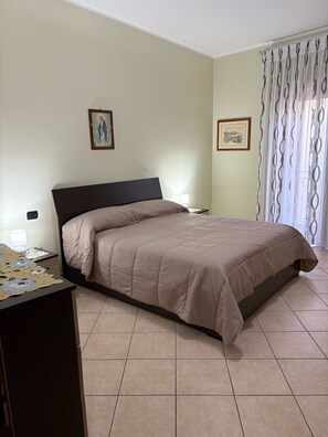 Bügeleisen/Bügelbrett, kostenloses WLAN, Bettwäsche