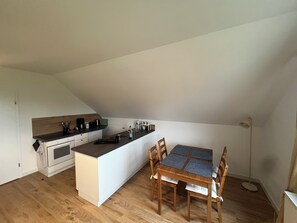 Refrigerador, horno, parrilla de estufa y cafetera y tetera