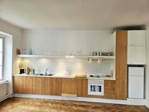 Réfrigérateur, four, plaque de cuisson, lave-vaisselle