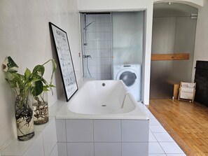 Sèche-cheveux, serviettes fournies, savon, shampoing