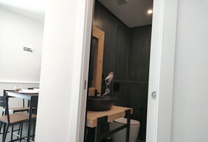 Hårtørrer, bidet, håndklæder, Toiletpapir