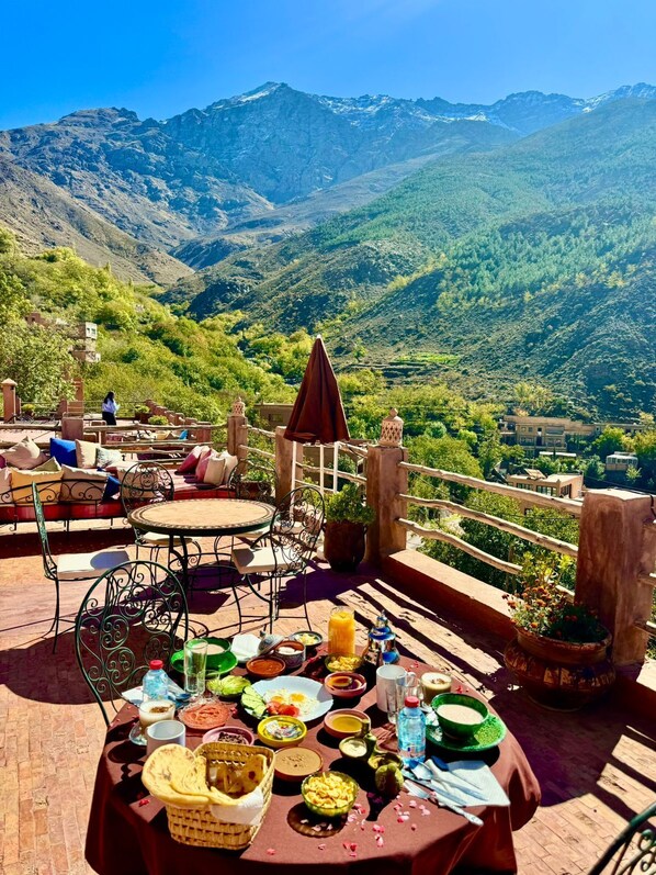 Outdoor dining - Family guest house in Imlil - Ideal for hikers and mountain lovers (Imlil)