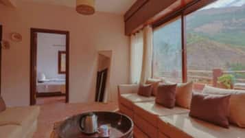 5 bedrooms, iron/ironing board, Internet, bed sheets