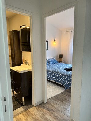 2 chambres, fer et planche à repasser, Wi-Fi, draps fournis