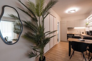 Departamento de diseñador, vista a la ciudad | Cocina privada | Refrigerador con congelador, microondas, horno y parrilla de estufa