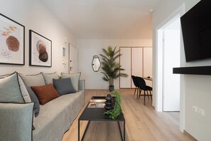 Apartamento design, vista para a cidade | Área de estar | TV 50 polegadas com canais a cabo