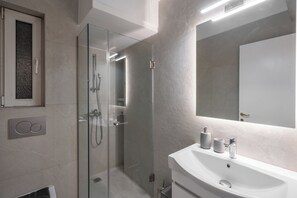 Departamento de diseñador, vista a la ciudad | Baño | Regadera, regadera tipo lluvia, amenidades de baño gratuitas 