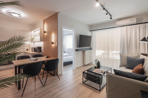 Departamento de diseñador, vista a la ciudad | Área de sala de estar | Televisión de 50 pulgadas con canales por cable