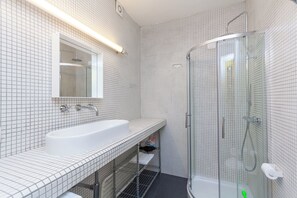 Shower, bidet, towels, toilet paper